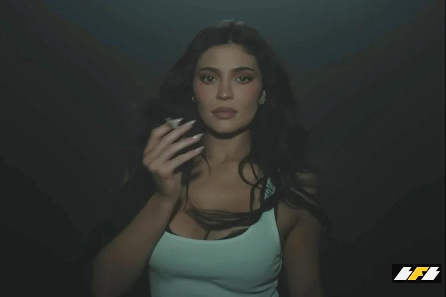 Kylie Jenner é acusada de incentivar tabagismo em clipe com Charli XCX